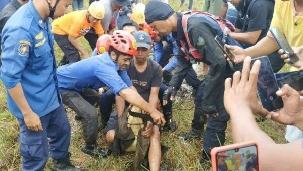 Buaya Meter Muncul Berdekatan Landasan Lapangan Terbang