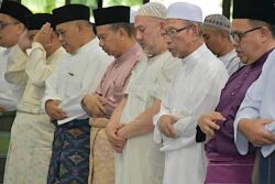 Sultan Muhammad V Kurnia Dua Ekor Lembu Kepada Asnaf Utusan Malaysia