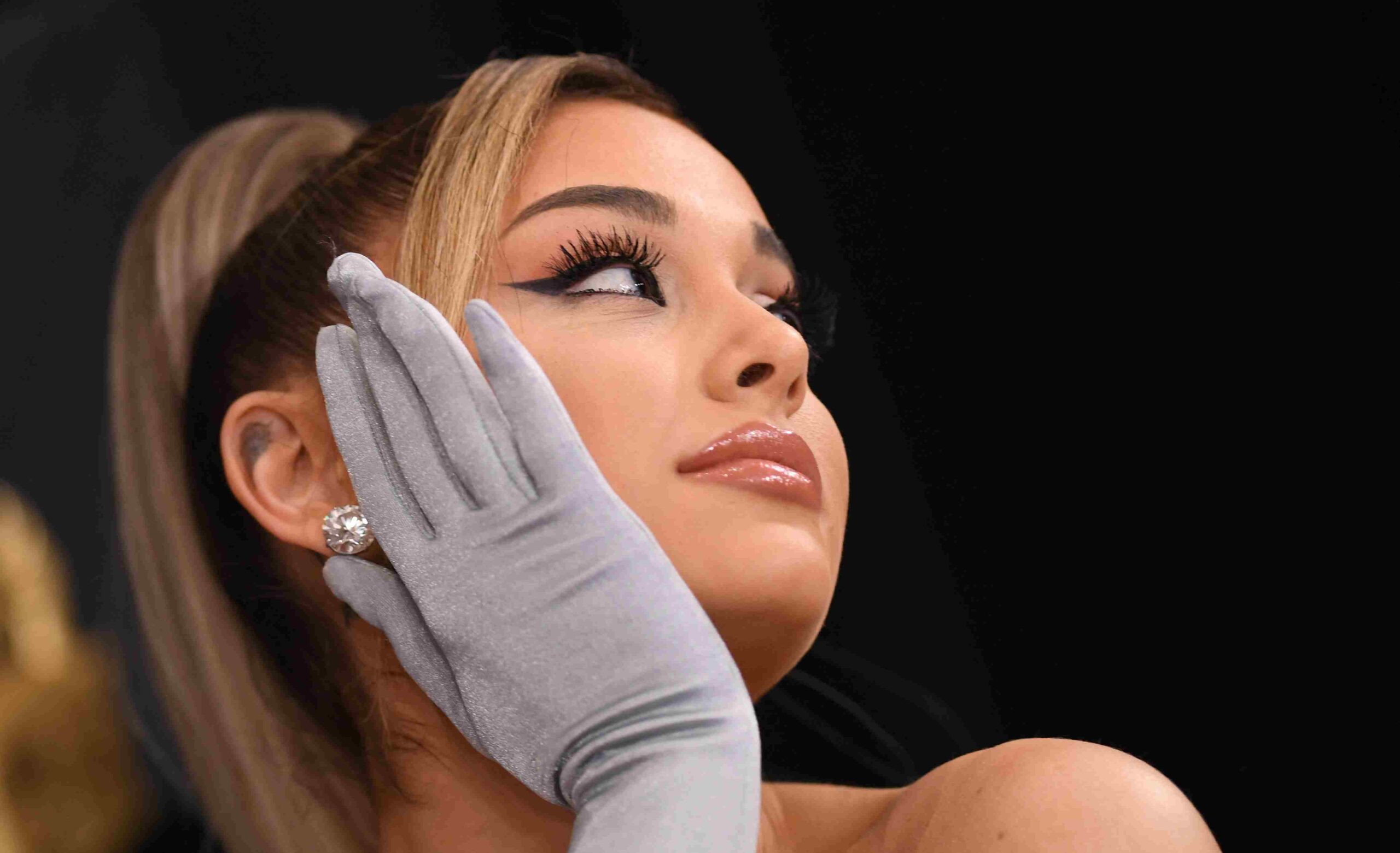 Ariana Grande, dedah miliki ‘satu tan’ lip filler with botox,