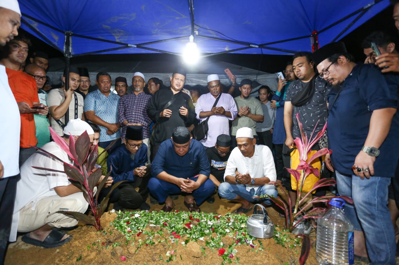 Sahabat Senario iringi pengebumian Hamdan di Tambun