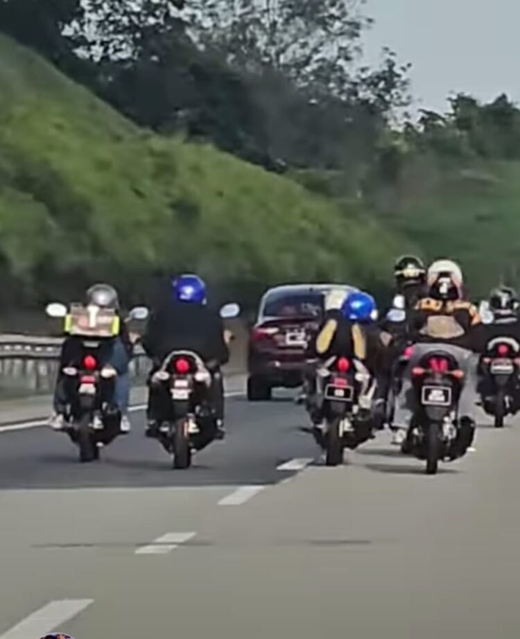 Lelaki Tunggang Motosikal Ala Superman Ditahan Reman