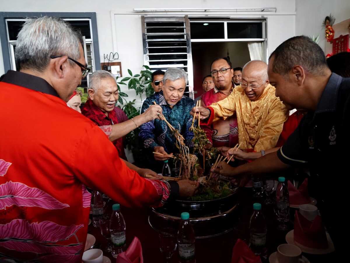 Ahmad Zahid lawat keluarga ibu angkat sempena Tahun Baharu Cina