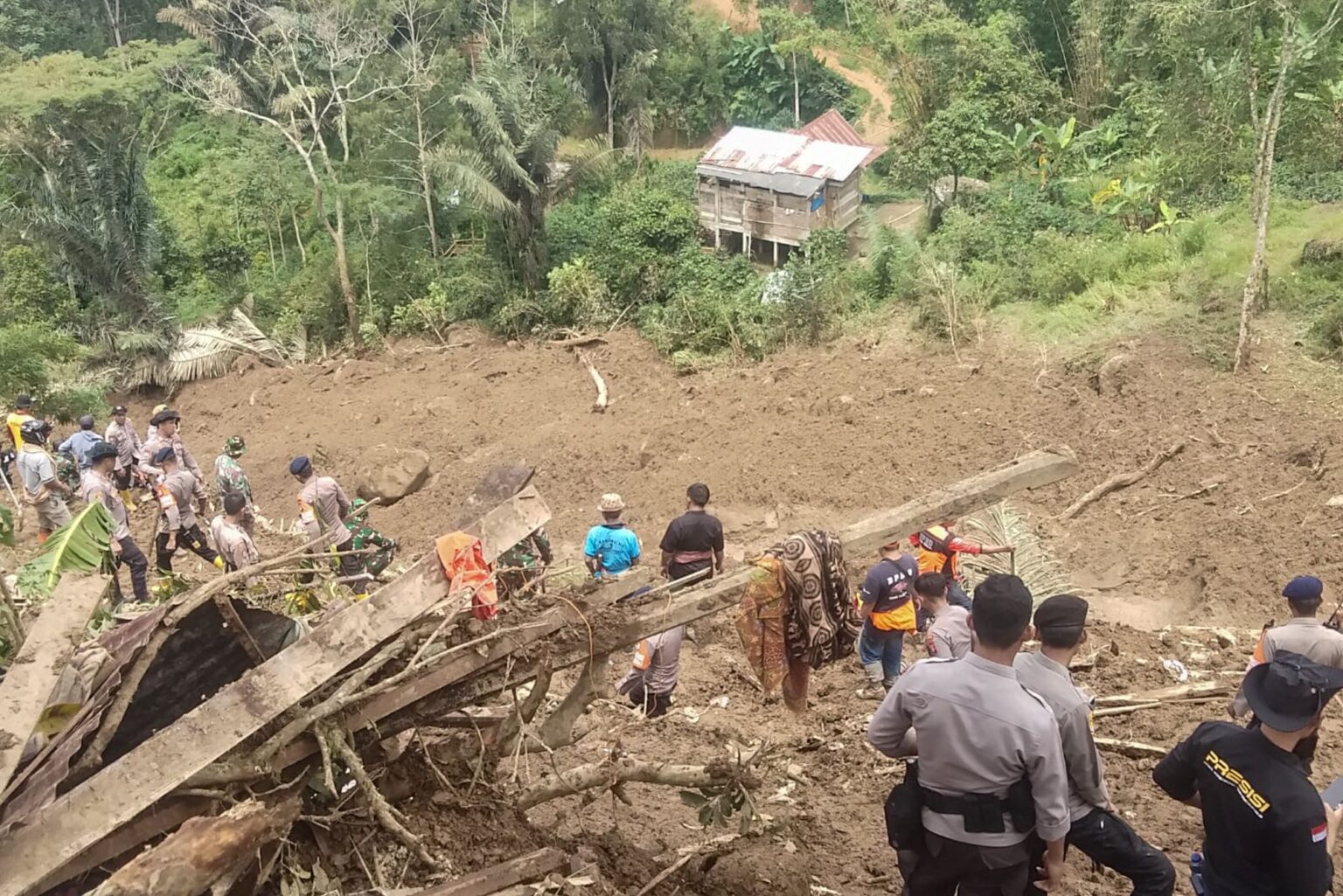 Tanah Runtuh Di Sulawesi Ragut 19 Nyawa