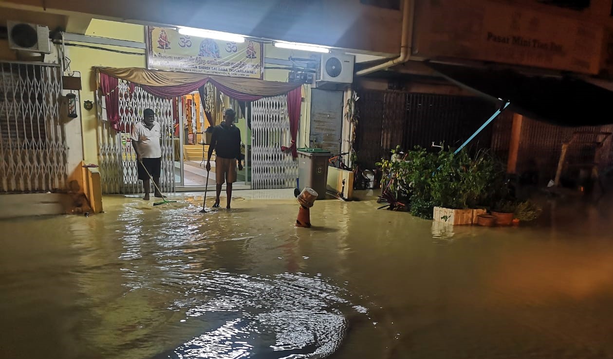 Hujan lebat dua jam, Gemencheh dilanda banjir kilat - Utusan Malaysia