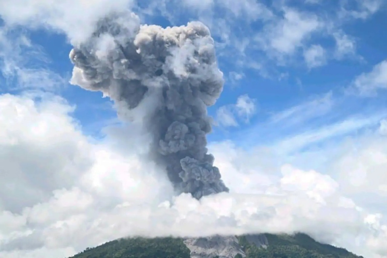 Gunung Ibu meletus lagi – Utusan Malaysia