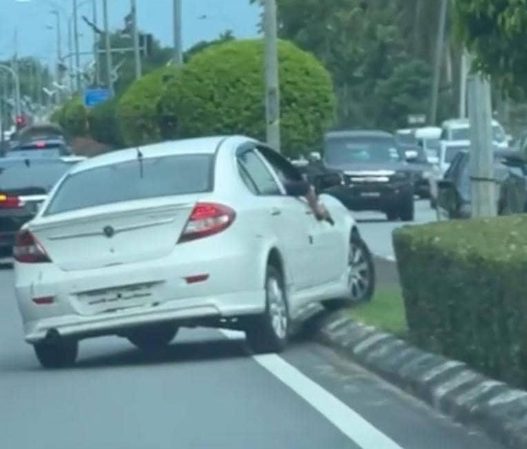 Polis siasat lelaki pandu kereta sambil pegang pistol