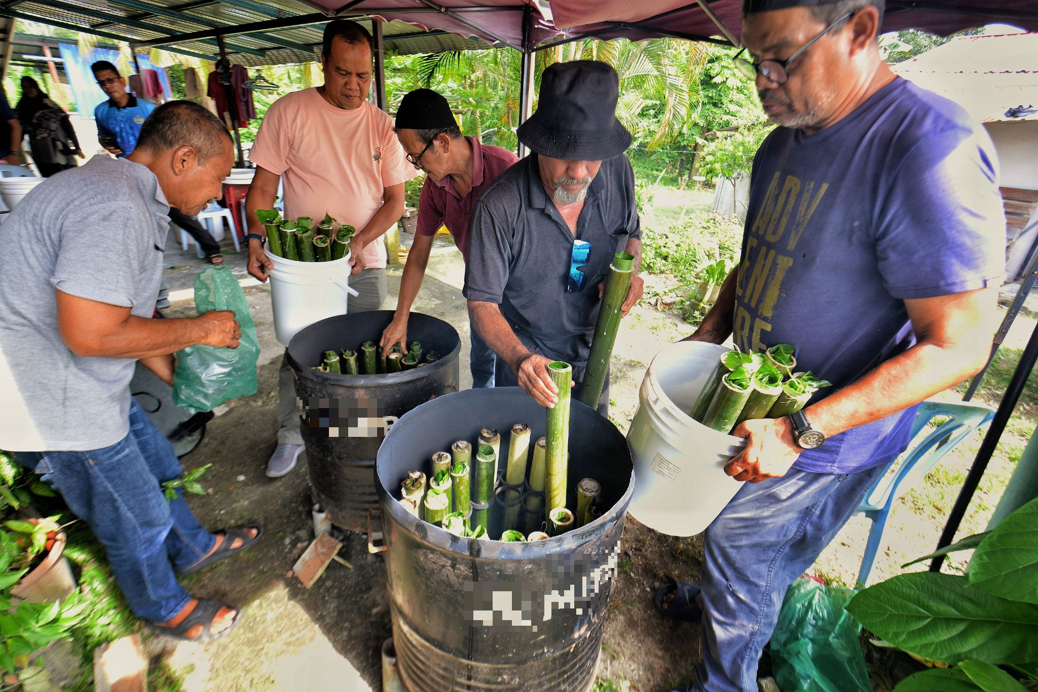 Lemang dibakar dalam tong dram lebih enak