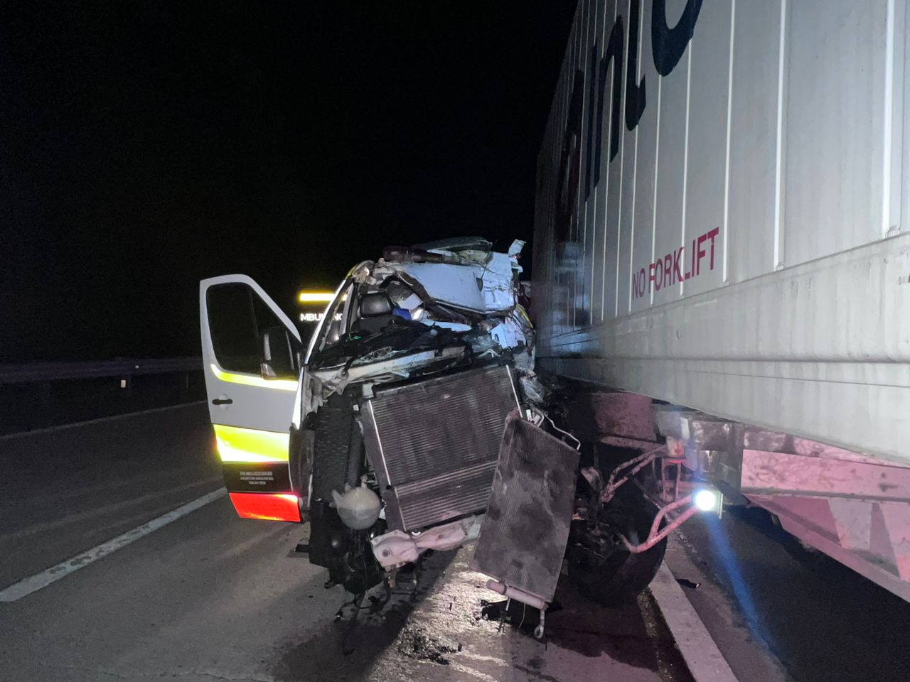 Ambulans langgar treler, penolong pegawai perubatan maut