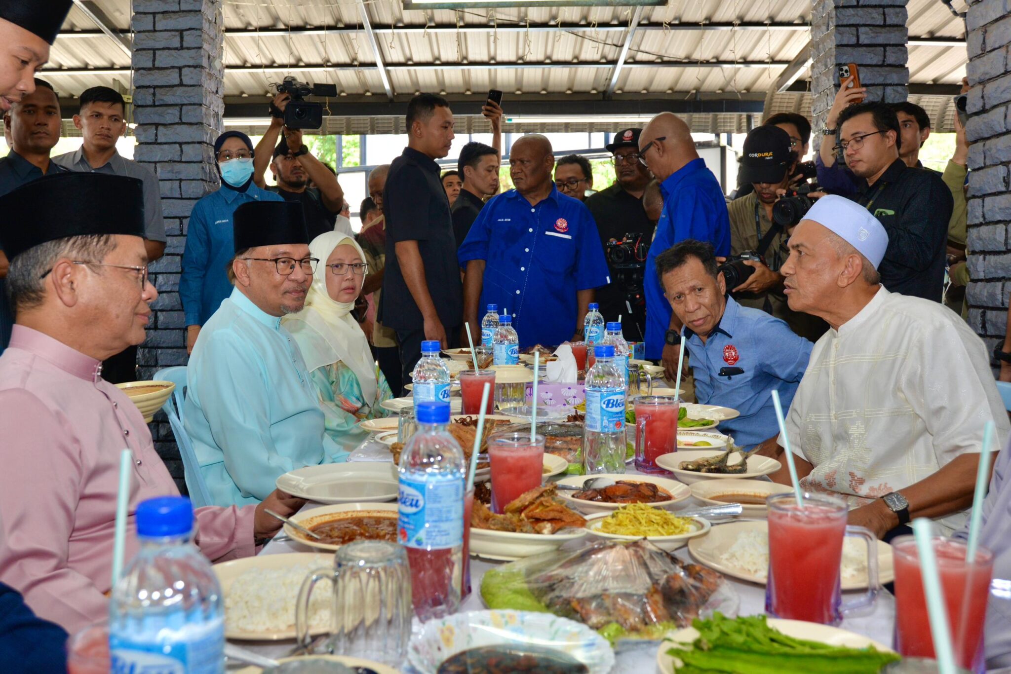 PM Makan Tengah Hari Di Medan Selera Raja Muda Abdul Aziz