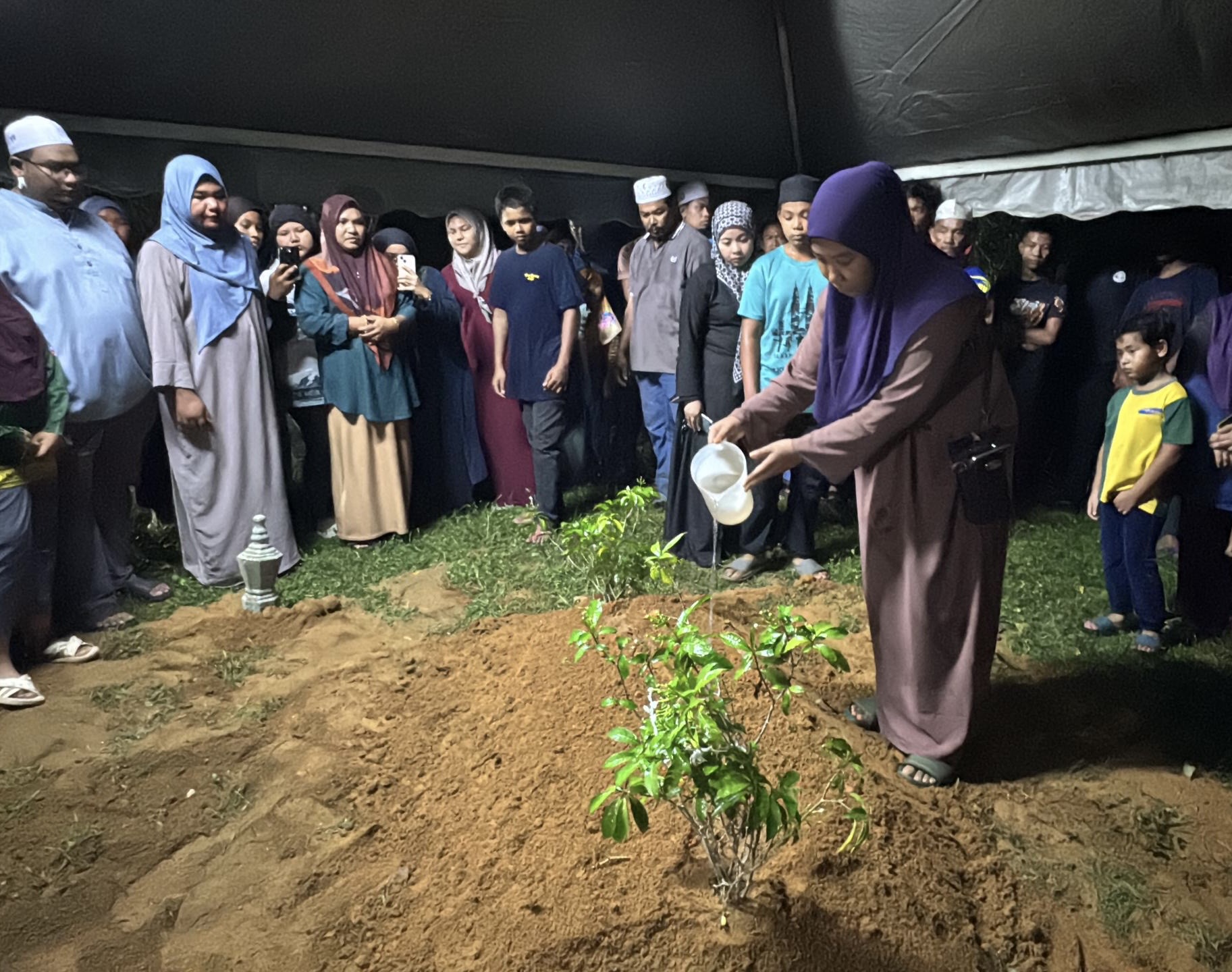 Keropok beracun: Luth dikebumi sebelah kubur abang