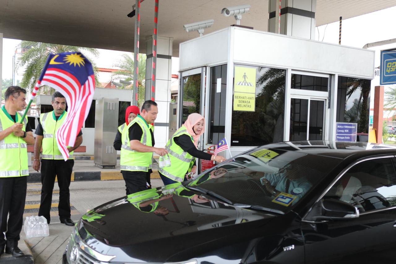 1,000 Jalur Gemilang diagihkan kepada pengguna LPT2