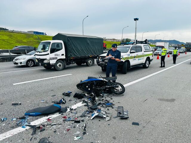 Lelaki maut, motosikal langgar belakang kereta berhenti di lorong kecemasan