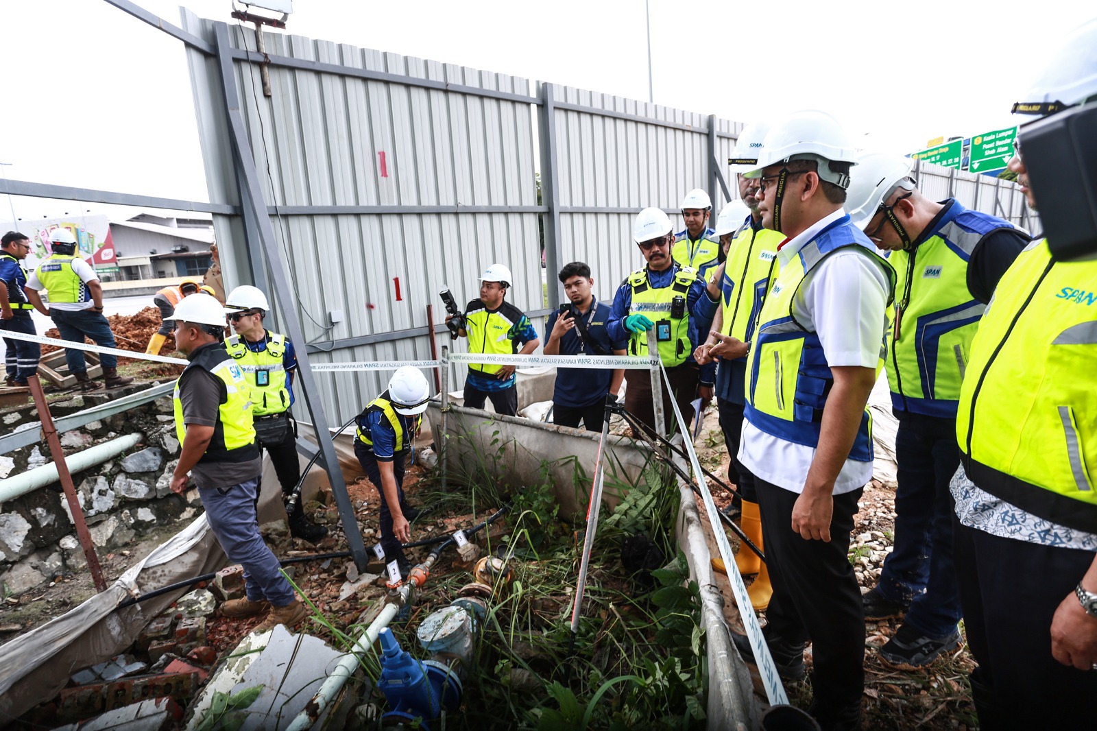 Tapak binaan pusat logistik buat sambungan paip haram digempur