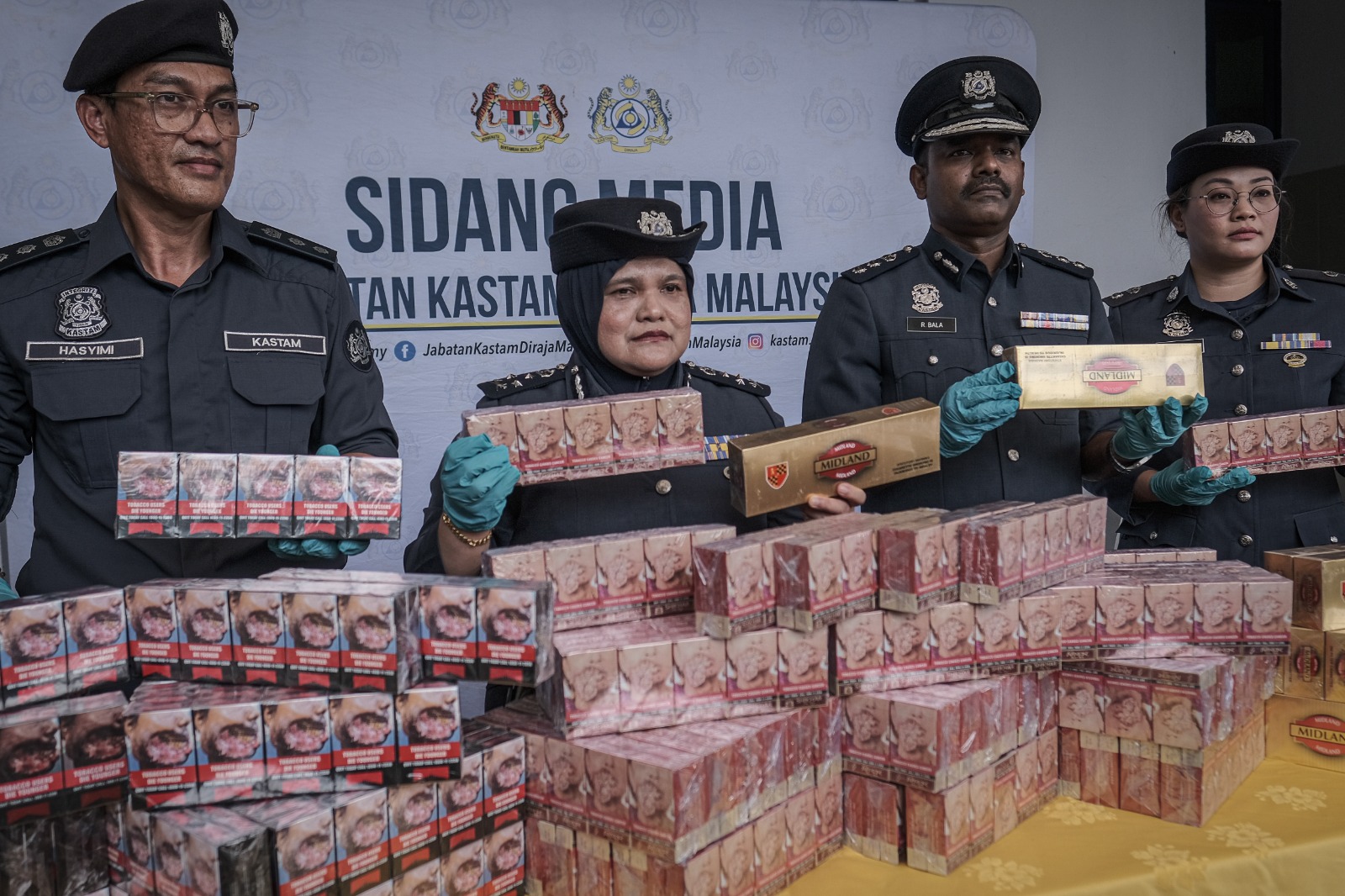 Siasatan 6 kontena bongkar seludup rokok bernilai RM6.38 juta