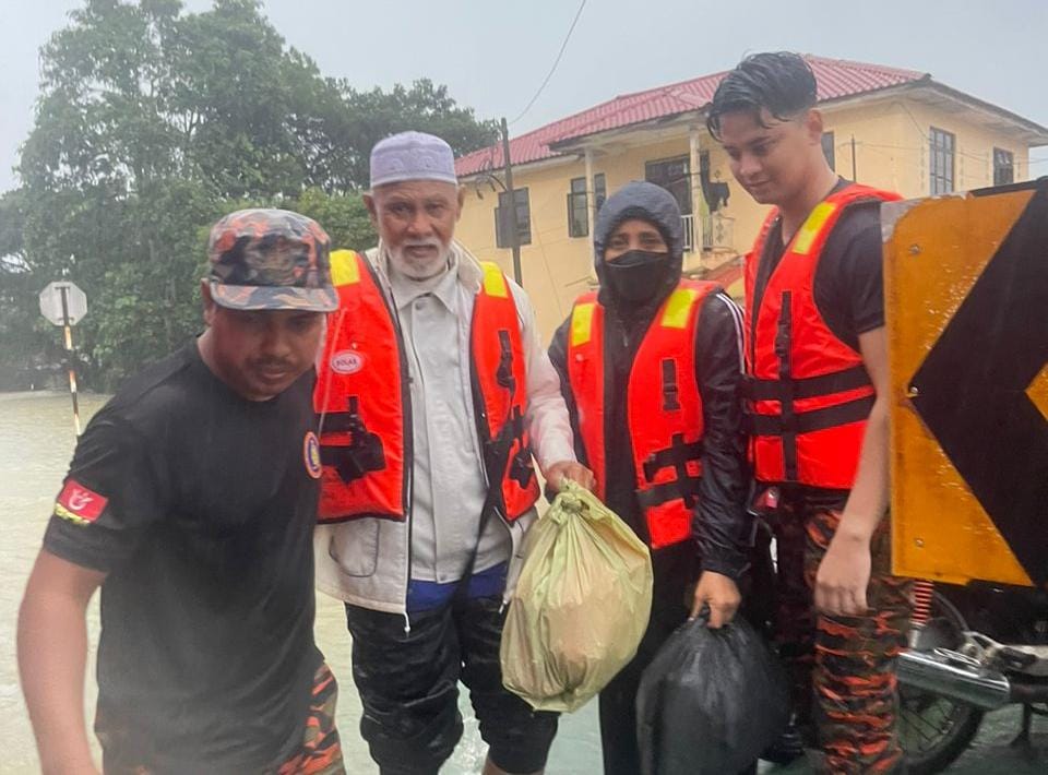 Mangsa banjir disengat tebuan mohon bantuan bomba