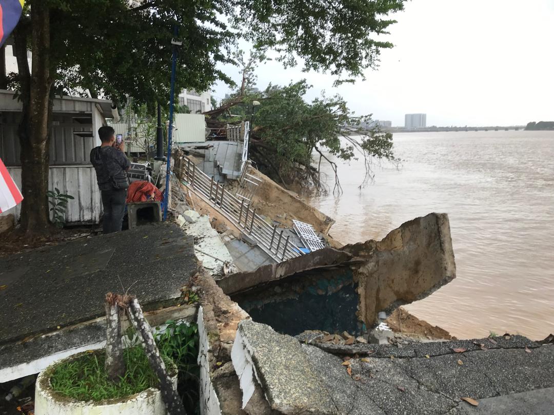 Hakisan tebing Sungai Kelantan, laluan pejalan kaki runtuh