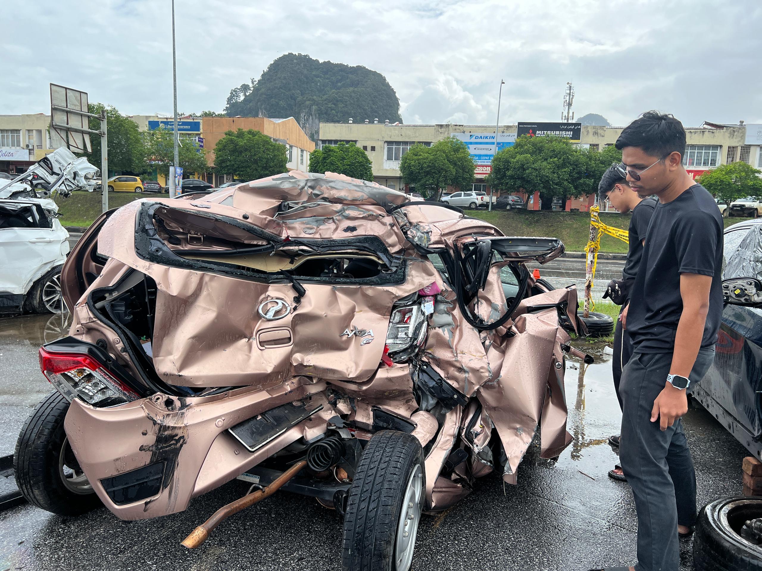 Treler hilang kawalan rempuh Proton X50, penuntut IPG maut