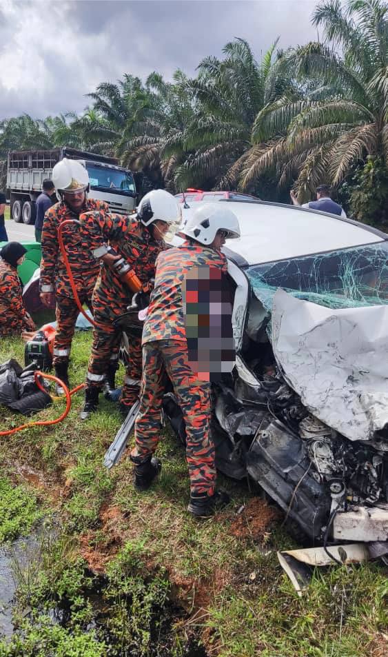 Lapan sekeluarga cedera kereta bertembung treler