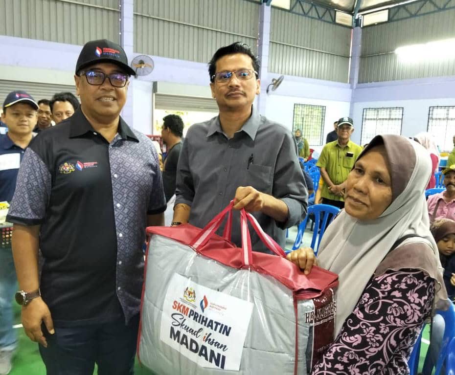 Perdana Menteri serah sumbangan banjir