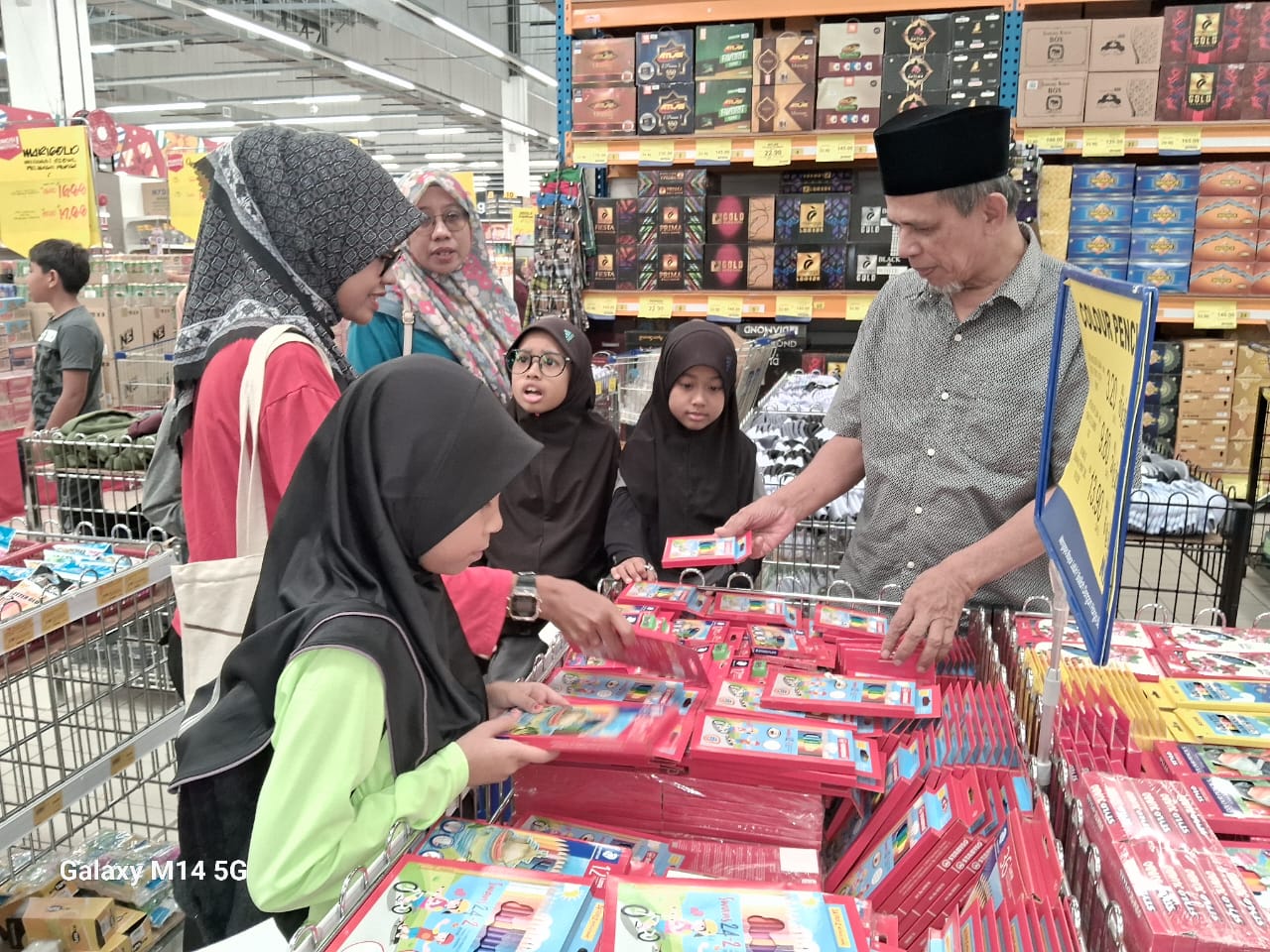 20 anak yatim Felda Jengka 24 ceria terima kelengkapan sekolah