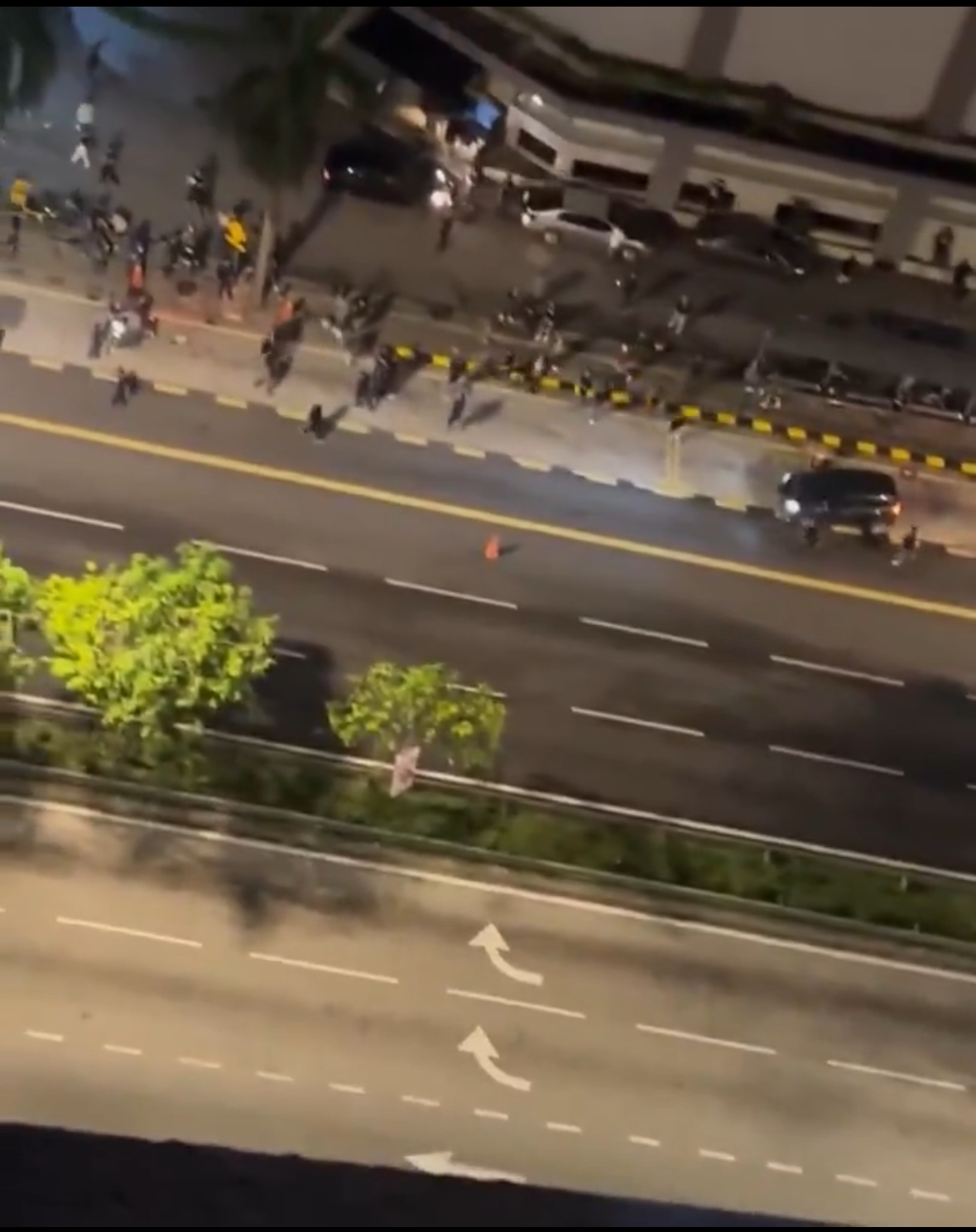 2 kenderaan rempuh orang ramai tepi jalan