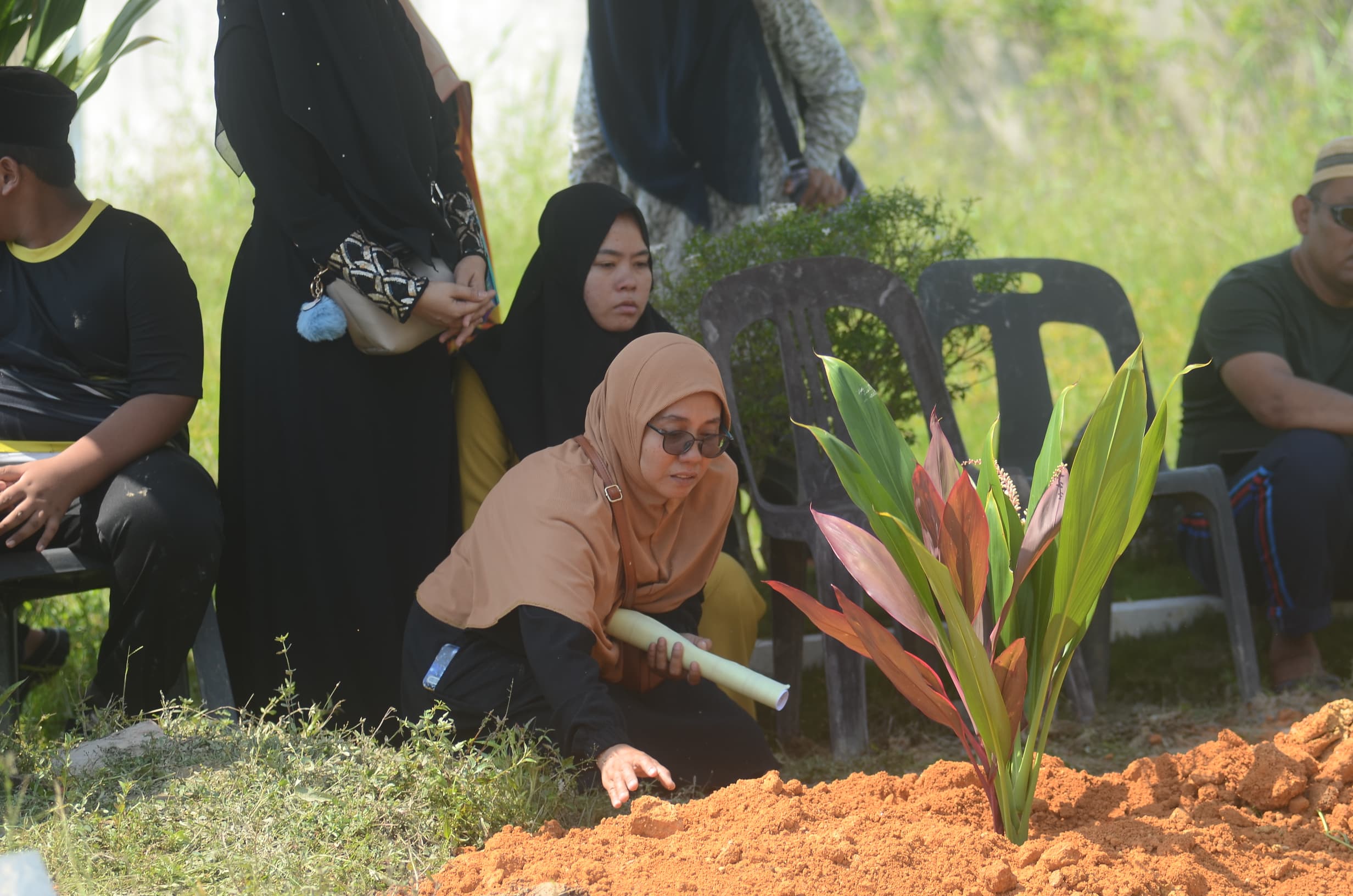 Ibu budak maut tersepit meja reda walaupun masih terkejut