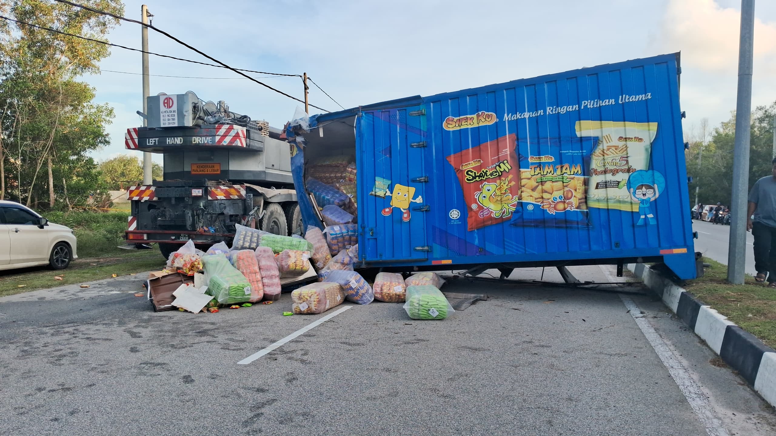 Seorang maut, sesak satu kilometer kontena rentang jalan di Rantau Abang