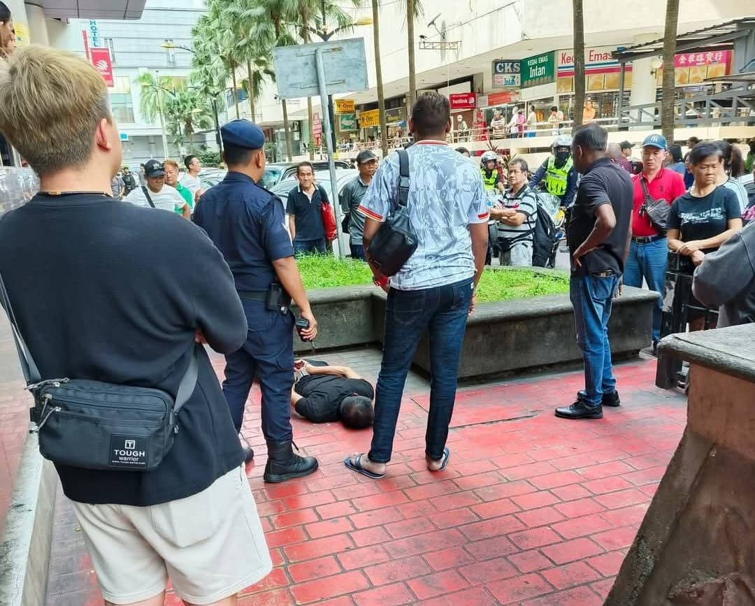 Tetak mangsa guna pisau pemotong daging