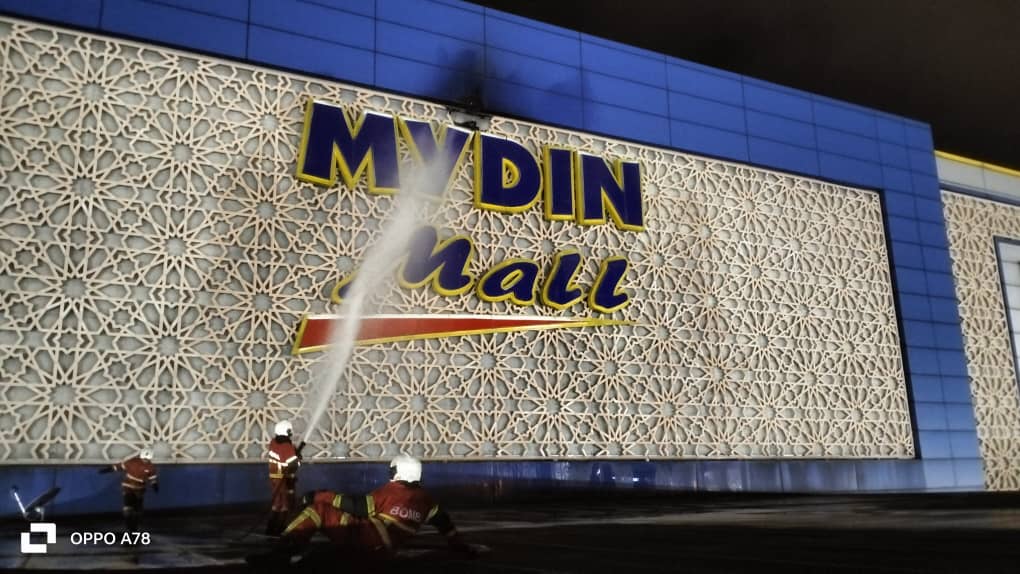 Papan tanda pasar raya Mydin Meru terbakar