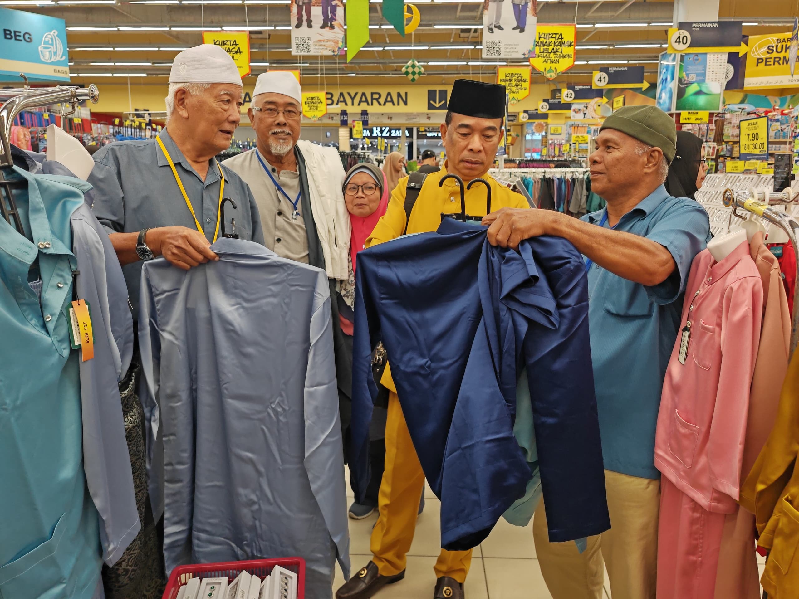 Veteran ATM terima sumbangan baju raya