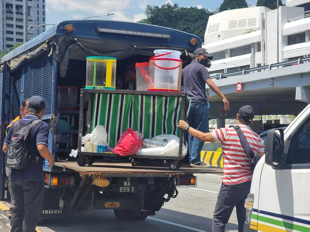 DBKL rampas barangan penjaja air tanpa lesen