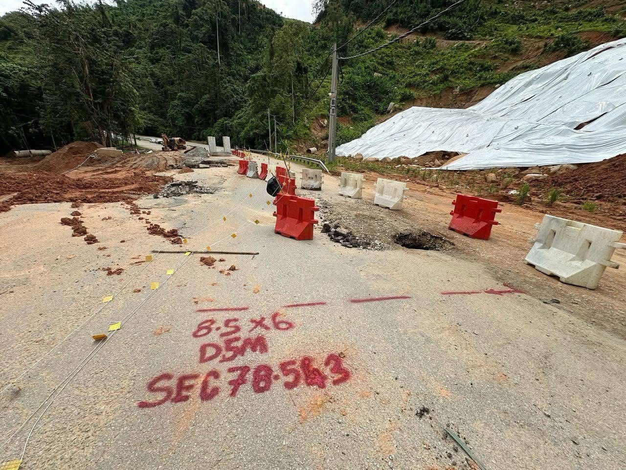 Lubang benam ketiga dikesan di Jalan Gua Musang-Lojing