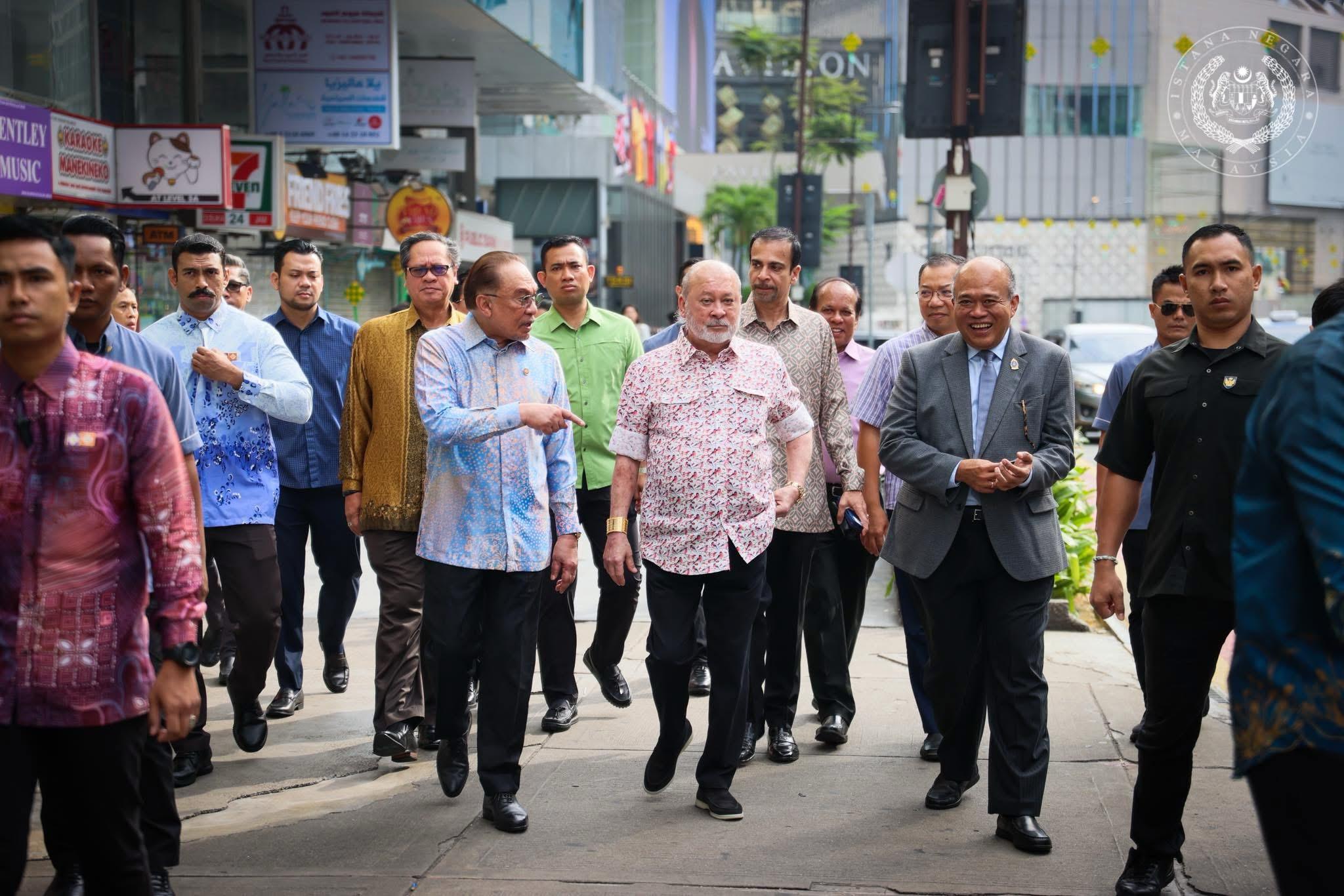 Sultan Ibrahim, Anwar jalan kaki sekitar Bukit Bintang