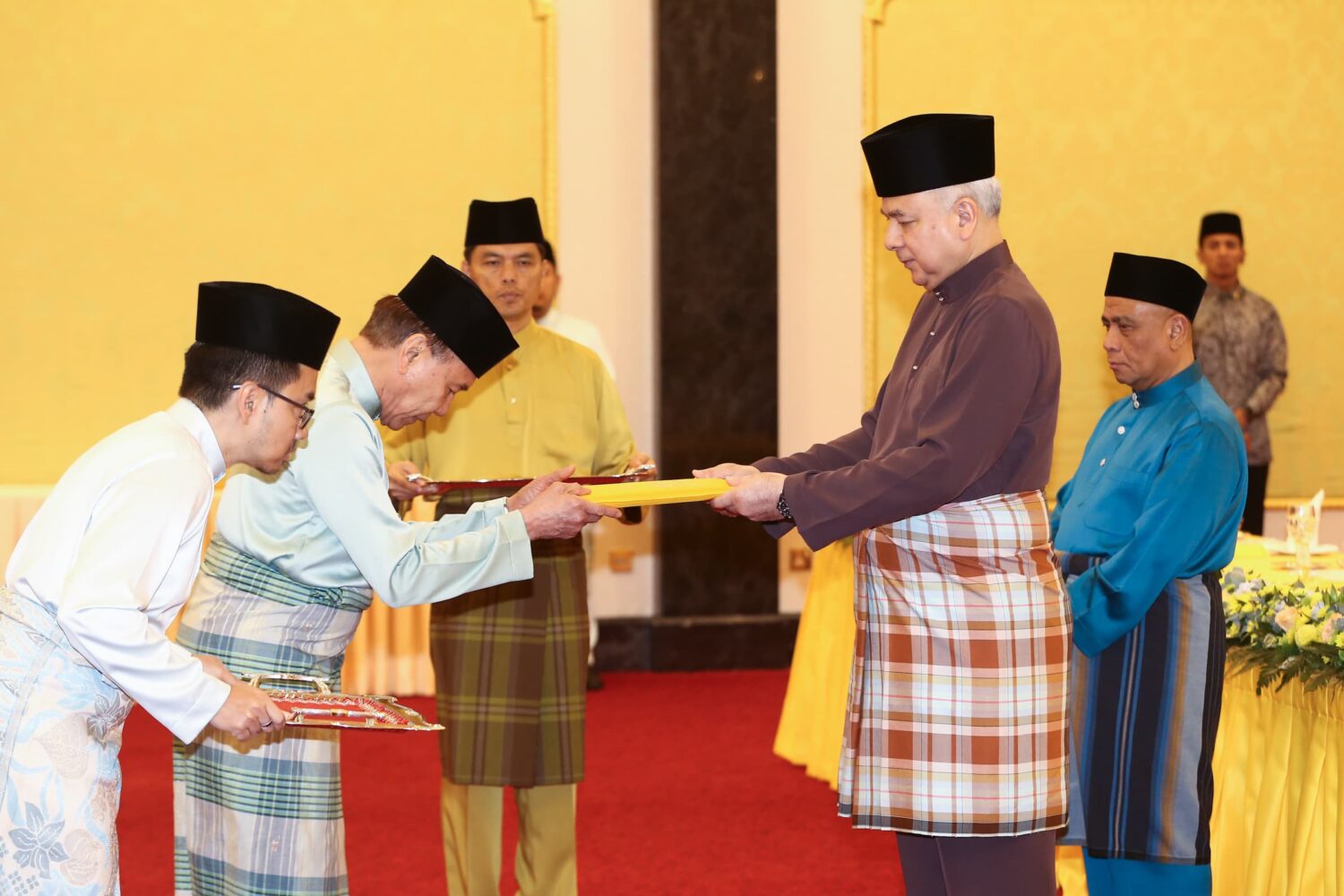 Sultan Nazrin terima serahan zakat perniagaan empat syarikat, individu