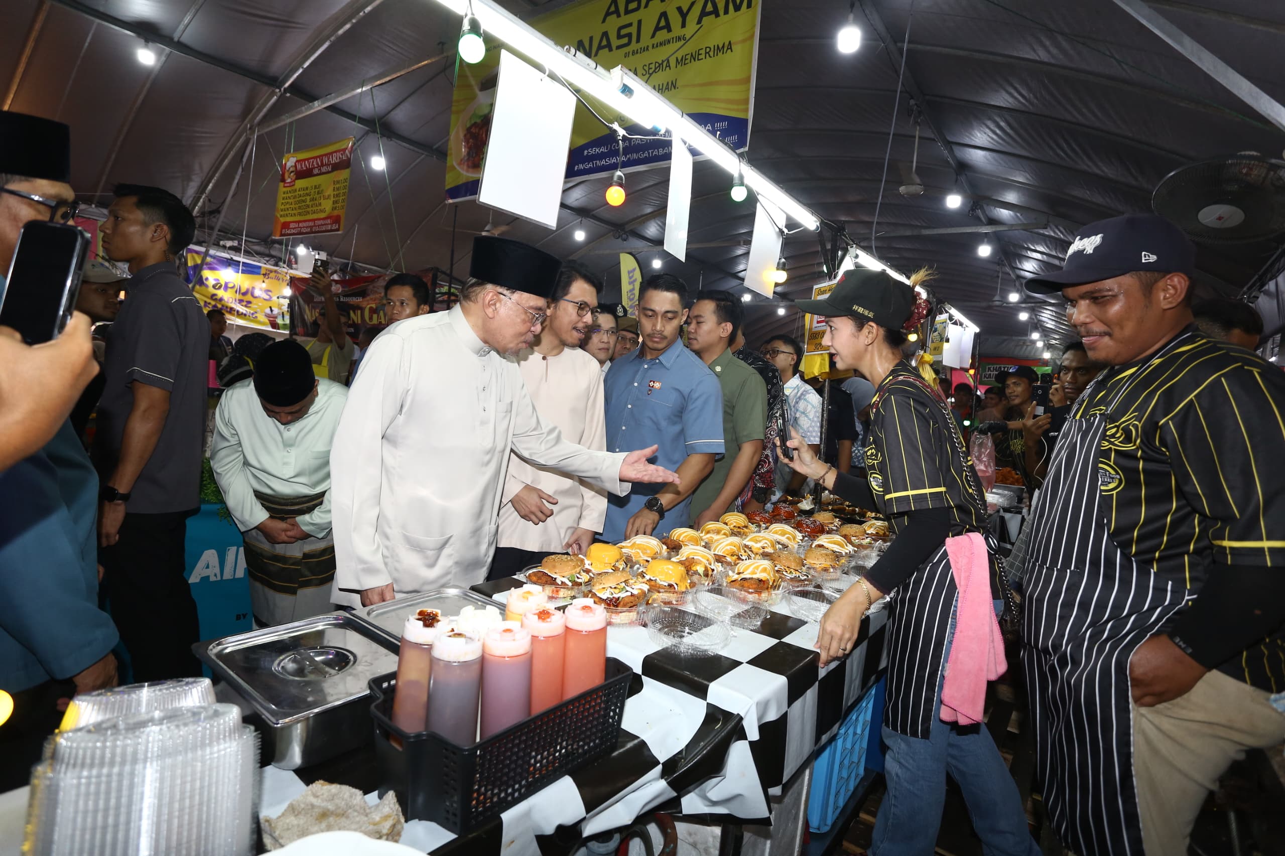 Perdana Menteri kunjungi Bazar Ramadan Rahmah Kamunting