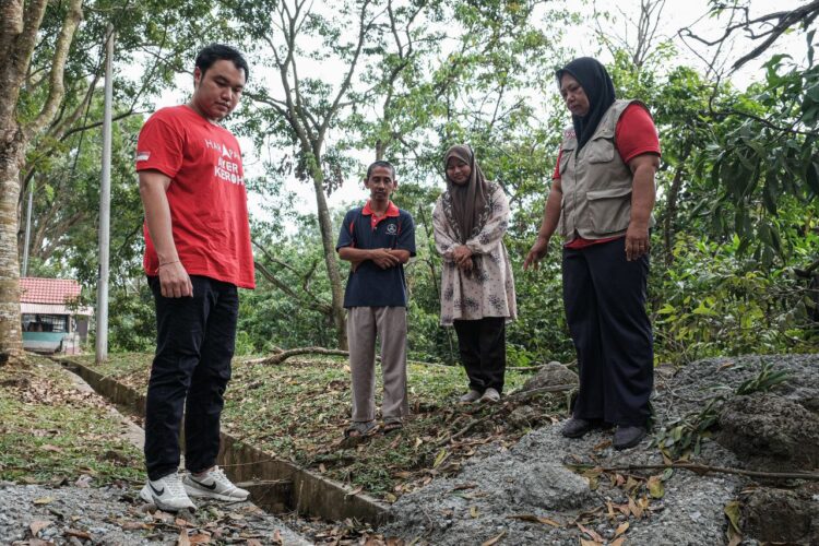 Penduduk Kesal Kontraktor Buang Simen Dalam Longkang