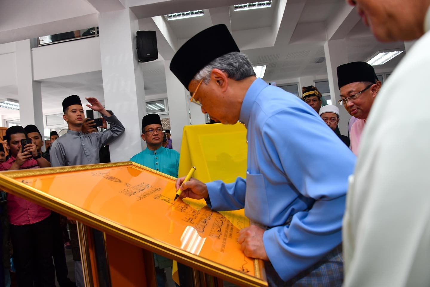 Agong rasmi Masjid Al-Sultan Abdullah di  Labuan 