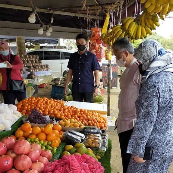 Seri Paduka Singgah Membeli Buah Buahan Utusan Digital