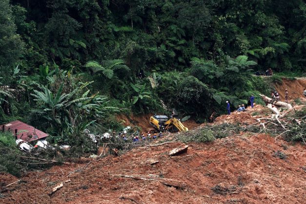 TRAGEDI BATANG KALI Mangsa Dibawa Arus Tanah Sukarkan Operasi