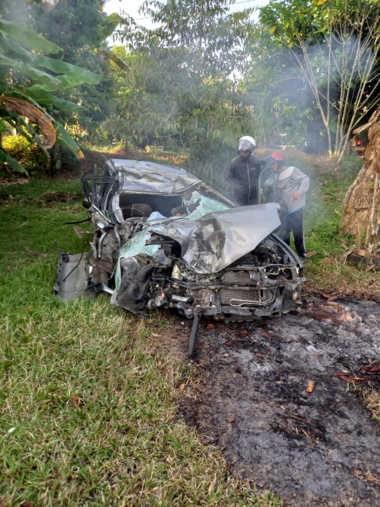 Dua Maut Kereta Bertembung Lori