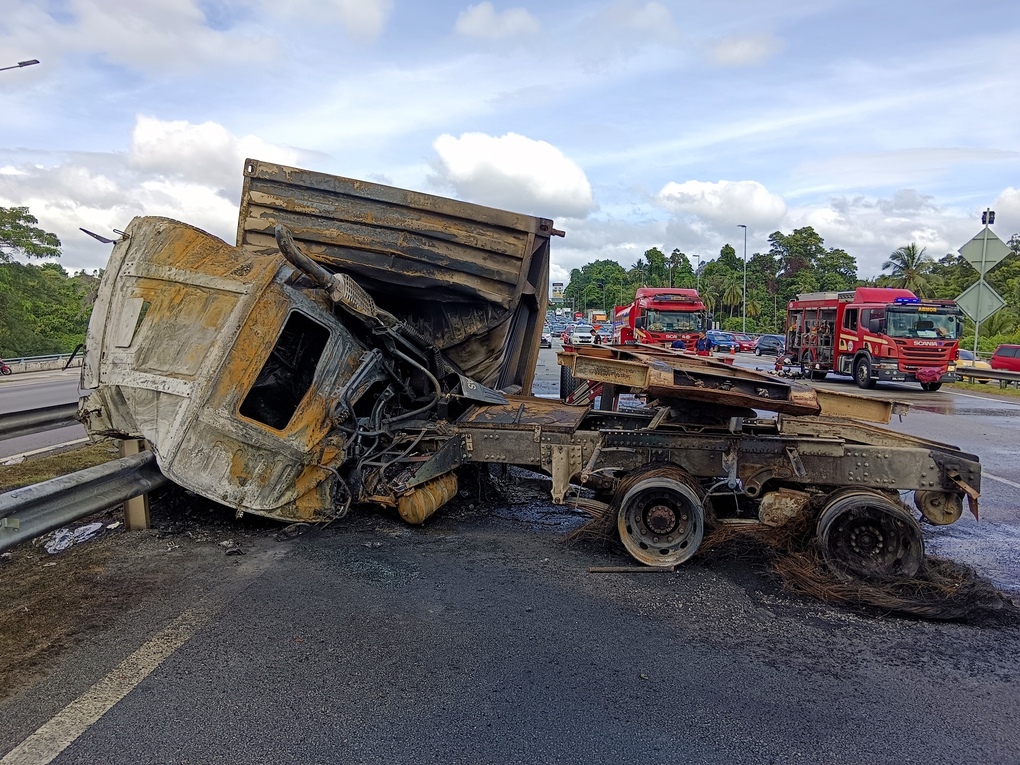 Dua Maut Lori Kontena Bawa Barang Lusuh Terbakar Utusan Malaysia