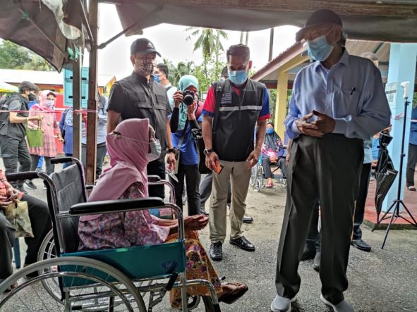 Mahathir kagum Tok Pora kekal sihat pada usia 106 tahun 