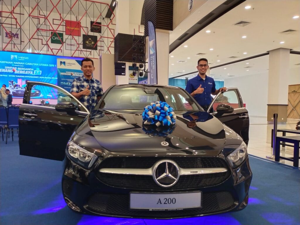 Peniaga Kedai Runcit Menang Cabutan Kereta Mercedes MBSB Bank