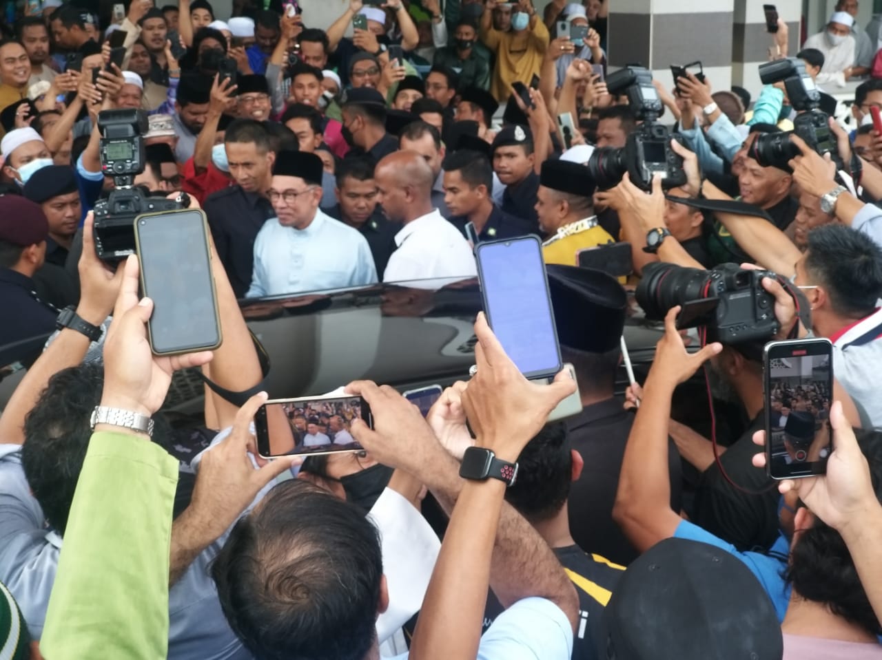 Ribuan Rakyat Tambun Bersesak Teruja Sambut Kepulangan Anwar