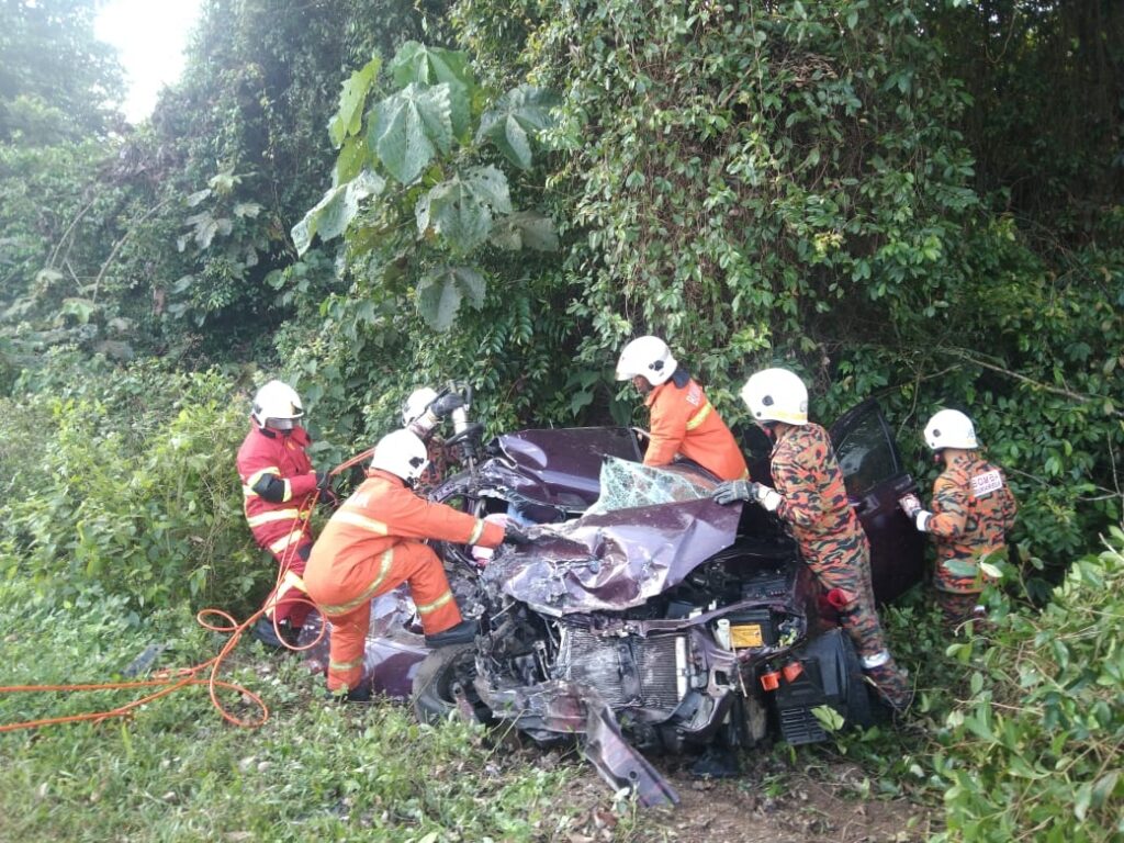 Wanita Maut Kemalangan Kereta Bertembung Lori Tangki Utusan Malaysia