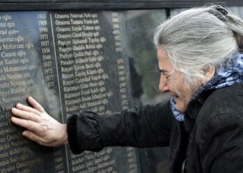 Seorang wanita menangis melihat nama ahli keluarganya yang menjadi mangsa pembunuhan beramai ramai Khojaly 1992 tertulis pada monumen The cry of the Mother di Baku, Azerbaijan, dua tahun lalu. – AFP