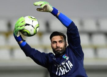 Salvatore Sirigu menyertai Genoa secara percuma dengan pilihan untuk lanjutan kontrak pada masa akan datang.