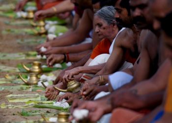 PENGANUT Hindu Malayali melaksanakan upacara Bali Tharpanam di Pantai Pattinapakkam, Chennai, India pada 31 Julai 2019. – GAMBAR HIASAN/AFP