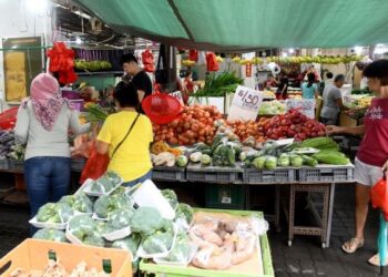 ORANG ramai membeli sayur dan buah-buahan di pasar di Singapura. Laporan Kelaparan 2019 menunjukkan ada dalam kalangan penduduk hanya makan sekali dalam sehari dan menerima bantuan agihan makanan. – AFP