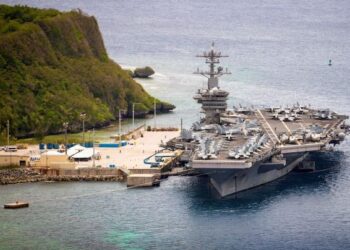 KAPAL pengangkut pesawat tempur, USS Theodore Rossevelt berlabuh di Pangkalan Tentera Laut Amerika Syarikat di Guam. – AFP